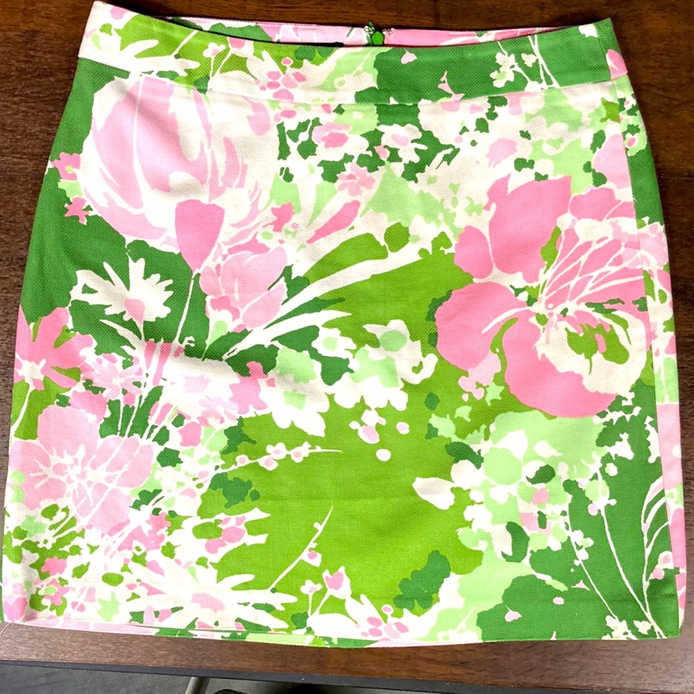 Like new Talbots pink white green floral straight short skirt. Size 14P (Sum245)